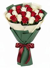 Букет Микс из красных и белых роз в Хандыге