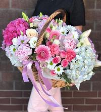 Композиция солнечный день в Хандыге Цветочная композиция из Розы, Хризантемы, Пионы и Лизиантусы в корзине в Хандыге