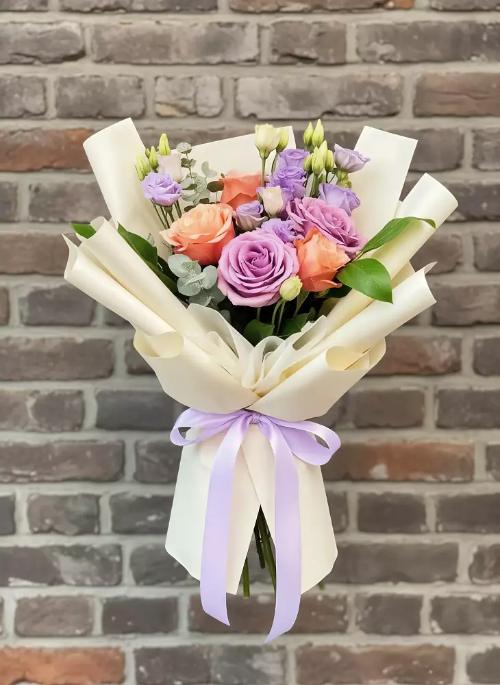 Букет цветов из: Лизиантусы и Розы в Хандыге