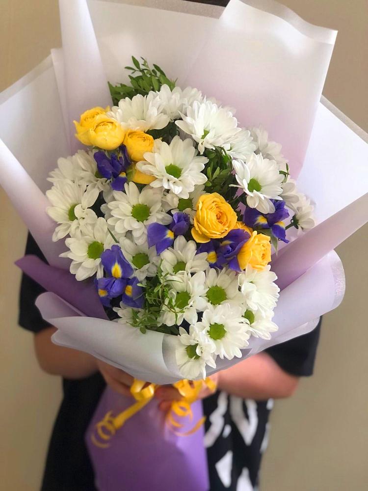 Букет цветов из: Ирисы, Хризантемы и Розы в Хандыге
