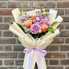 Букет цветов из:  Лизиантусы и Розы в Хандыге