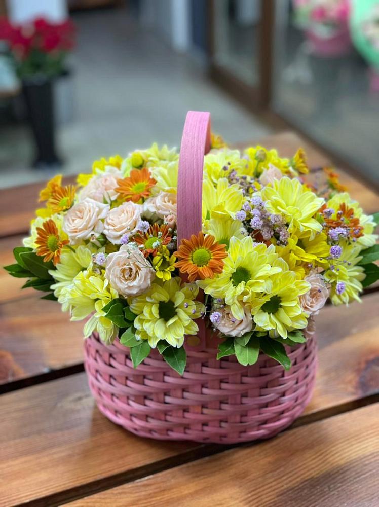 Цветочная композиция из Хризантемы и Розы в корзине в Хандыге