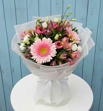 Букет цветов из:  Герберы, Альстромерии и Лизиантусы #REPLACE_PRED# Хандыге