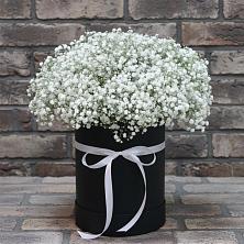 Цветочная композиция из Гипсофила в шляпной коробке в Хандыге